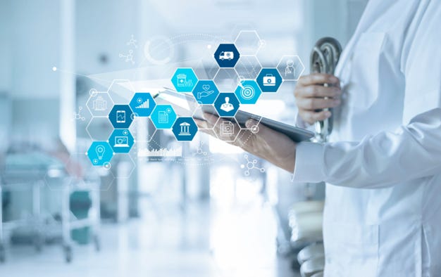 Médecins qui accède au digital avec sa tablette