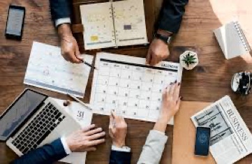 Image de travail d'équipe avec un consultant 
