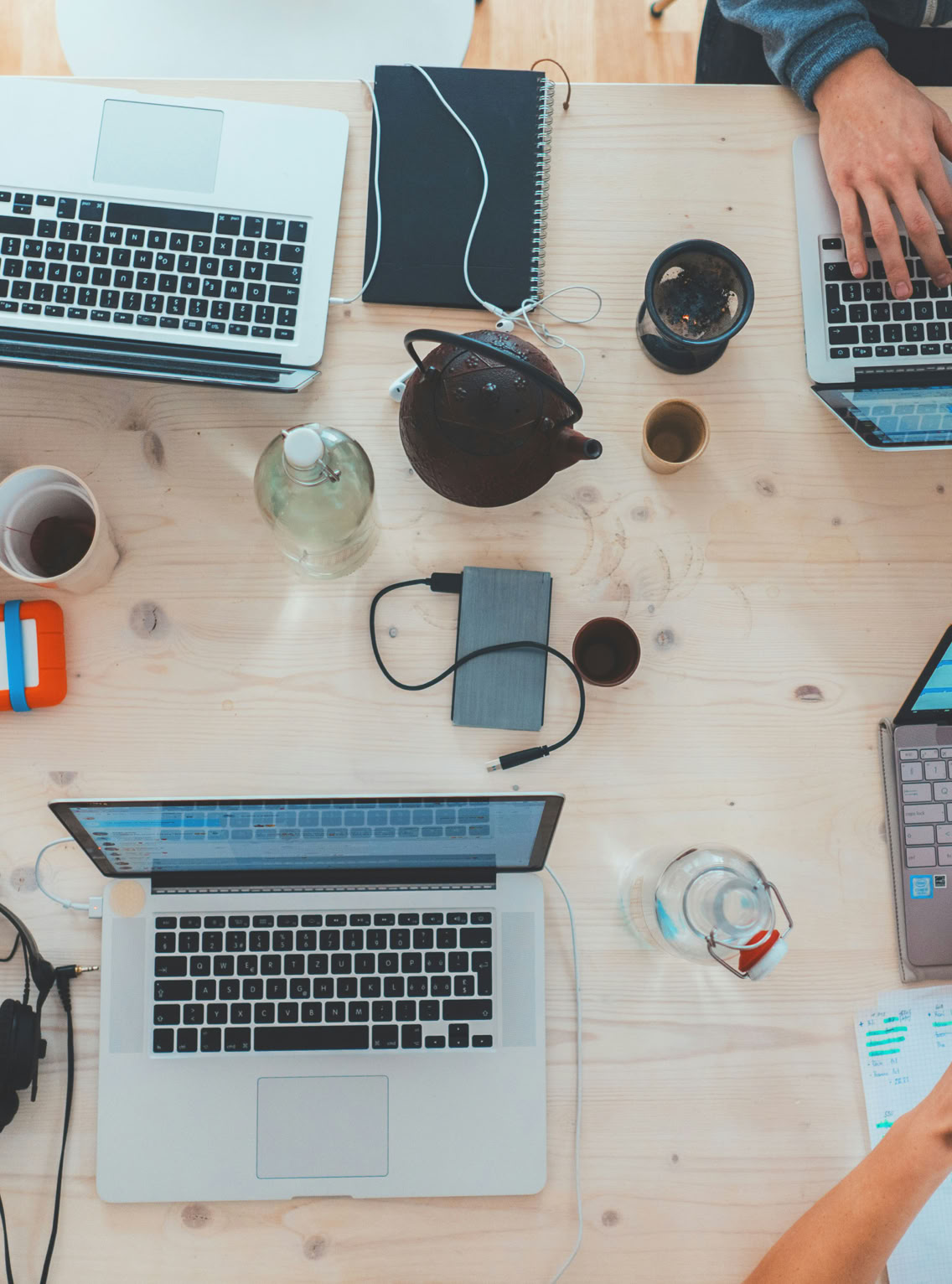 Photos gratuites de à l'intérieur, anonyme, arrière-plan blanc